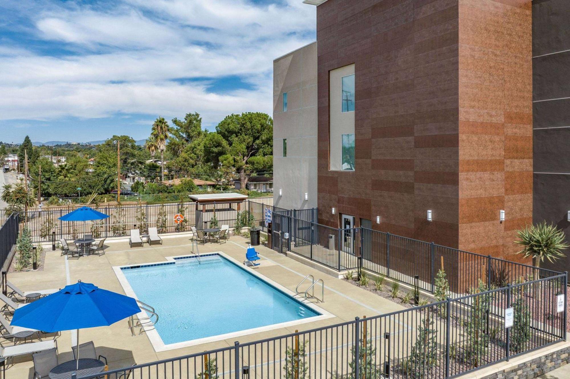 La Quinta Inn & Suites By Wyndham Yucaipa ภายนอก รูปภาพ